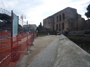 1280px-Via_Alessandrina_tracciato_verso_Massenzio_1110098